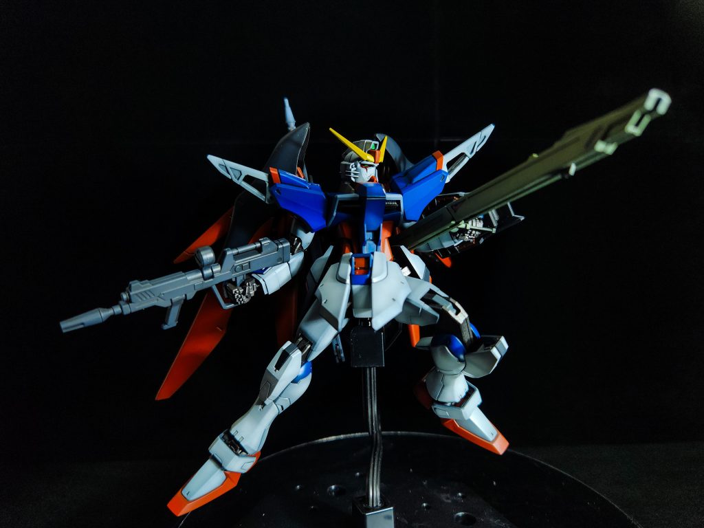 ビーム砲を構えて。これ、ウイングユニットと干渉するだろ、と思ってたのですが、ギリギリかわしてかまえられるんです。すごいなぁ。 