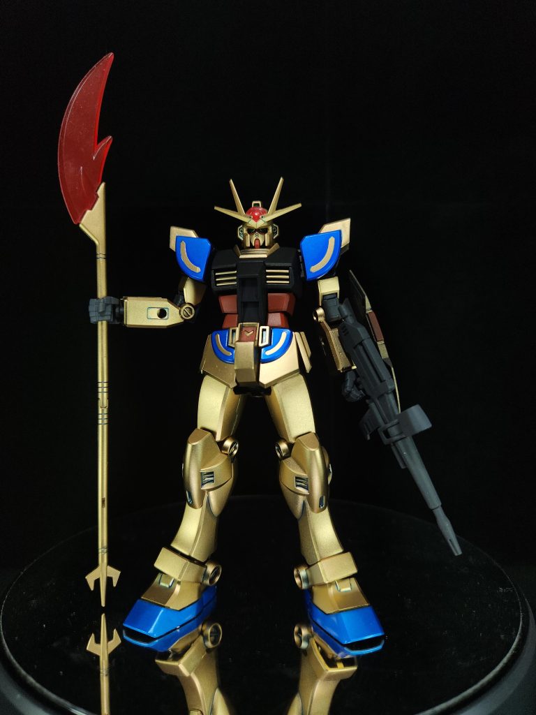 正面から。肩、腰、スリッパの元々赤かった部品はクリアブルーのキャンディ塗装しています。