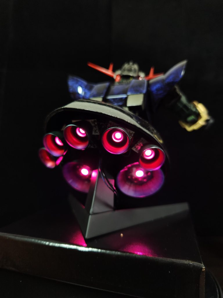 バーニア大に2つ、小に5つ。計8つのLEDを内蔵しています。