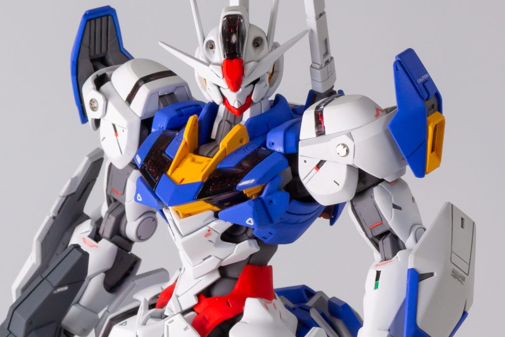 頭部バルカンや肩の〇には金属パーツを使用しました