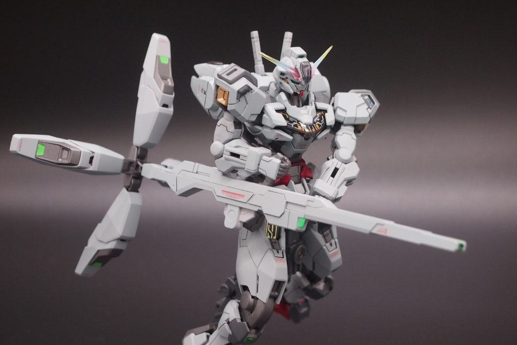 メインカラーはエアクラフトグレーで公式より暗めの色で塗装しました。内部装甲はガンメタです。またアクリル絵の具で部分塗装したりしています。