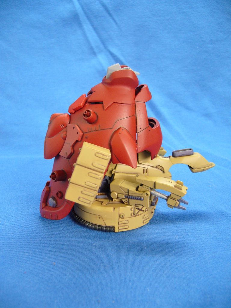 ホバー移動でそこそこの機動力はあるものの、戦闘機動には及ぶものでなく。後方からの援護攻撃や、強固な複合装甲でアルドムの囮や盾代わりになるなどの、防御ユニットとしての一面が強い。