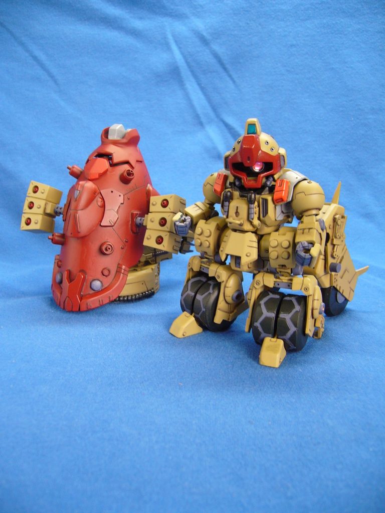 兵装は3連ミサイルランチャー×2ビームキャノン×4後ろのアームに機銃×2また、ある程度の自律移動も可能なようだ。