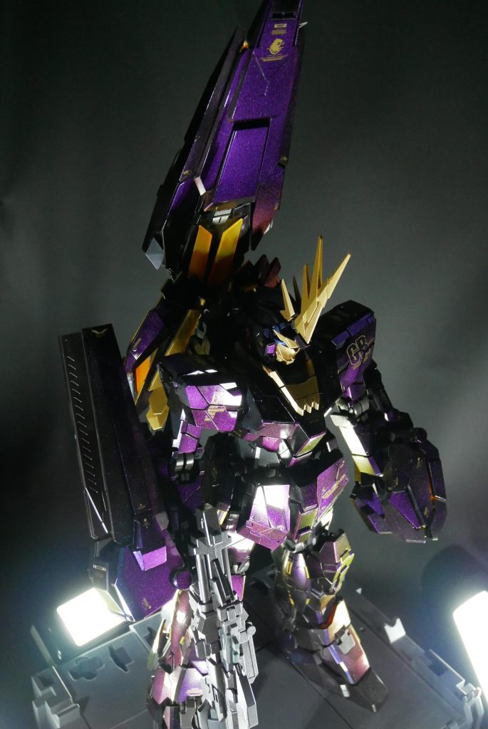 背中のシールドが光の当たり具合で緑→紫に!!!