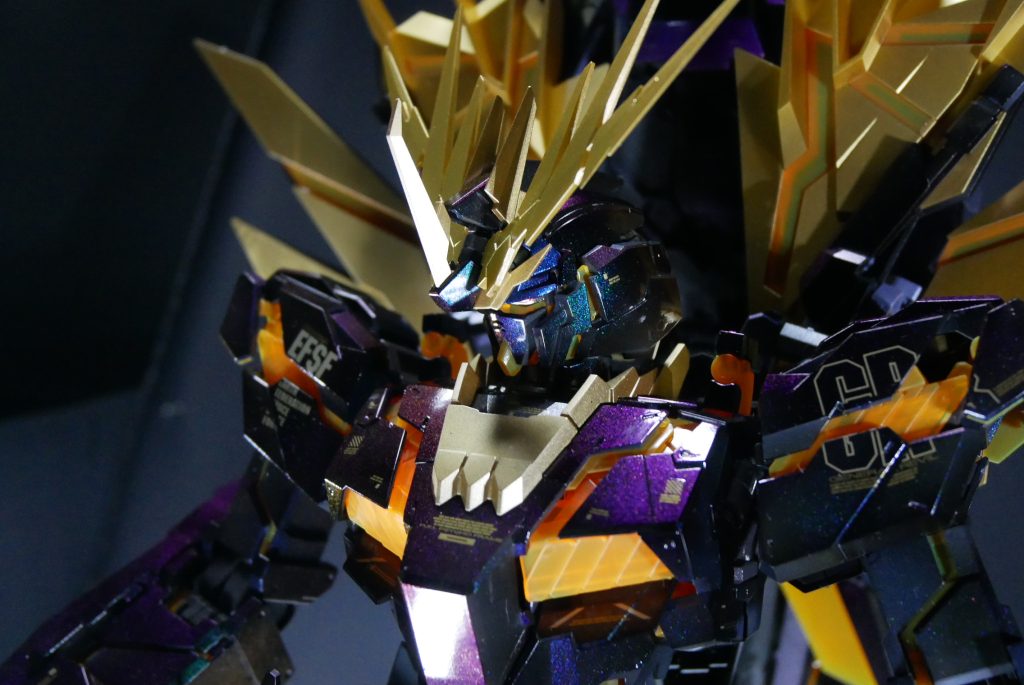 最後まで観てくださった方、いいね押してくださった方、大変感謝しております。お恥ずかしい話ですが、PG　バンシィ作成が３回目となります。過去２回はABS樹脂の崩壊や海外製のマジョーラスプレー缶の犠牲となり、天にめされております。今回は、何とか自分のこだわりがつまった感じに仕上げることができて満足しております。さて、どこに置こう・・・(;'∀')。撮影で一番苦労した点は、モノアイを光せることでした。付属のホイールシールをあえて使用しました。蛍光塗装も考えたんですが、ブラックライトを当ててしまうと、今度はそれが強すぎてせっかくのマジョーラ塗装が目立たなくなる。暗い撮影ブースの中で目の位置が比較的奥にあるバンシィの目にスポットライトを当てながらの撮影が思っていた以上に苦労し、半日がかりの撮影でしたｗ。