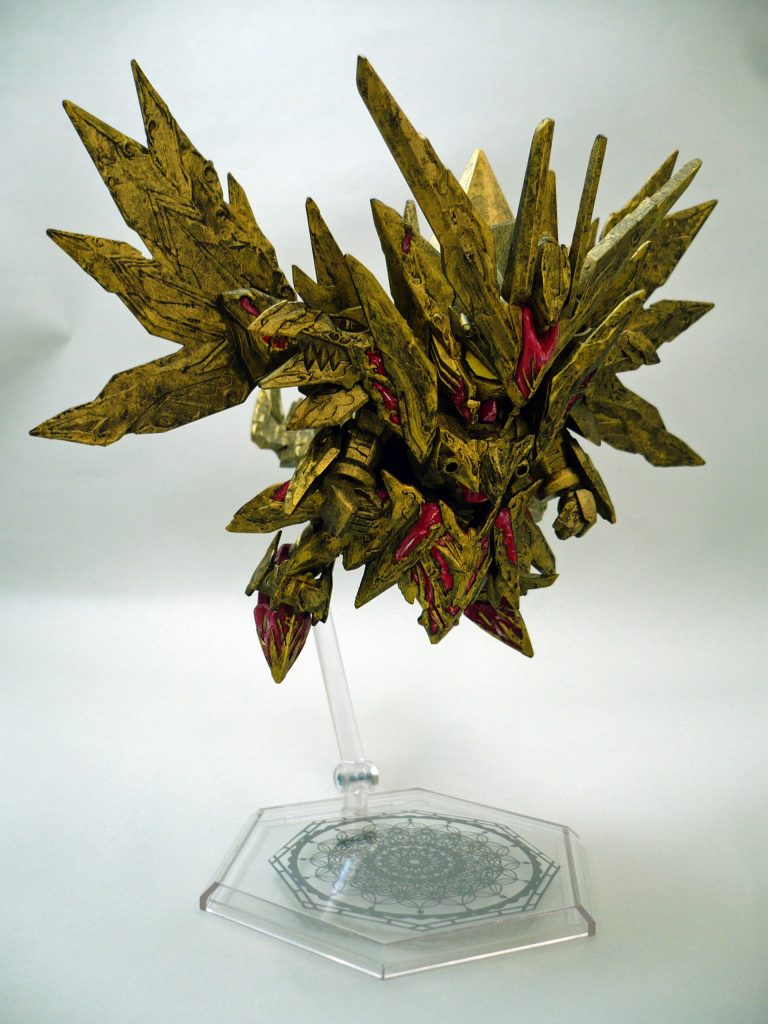 スペドラは尻尾が支えとなりますので台座無しでも立たせてディスプレイする事は安定して可能です。股下の3ミリ穴で色々な台座・支柱を使えます。キット自体も意外と軽量なのでこの台座ならば、やや無理な空中体勢も平気でした。