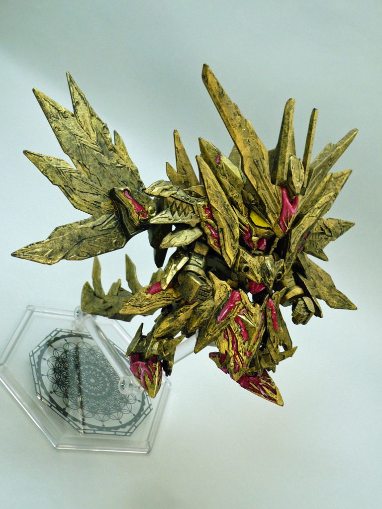 いつもの様にアクリルガッシュの筆塗り全塗装ですがアクリルガッシュの金を3色使っています。実物を見ても…色合いの違いがそれほど判らないレベルですけど。