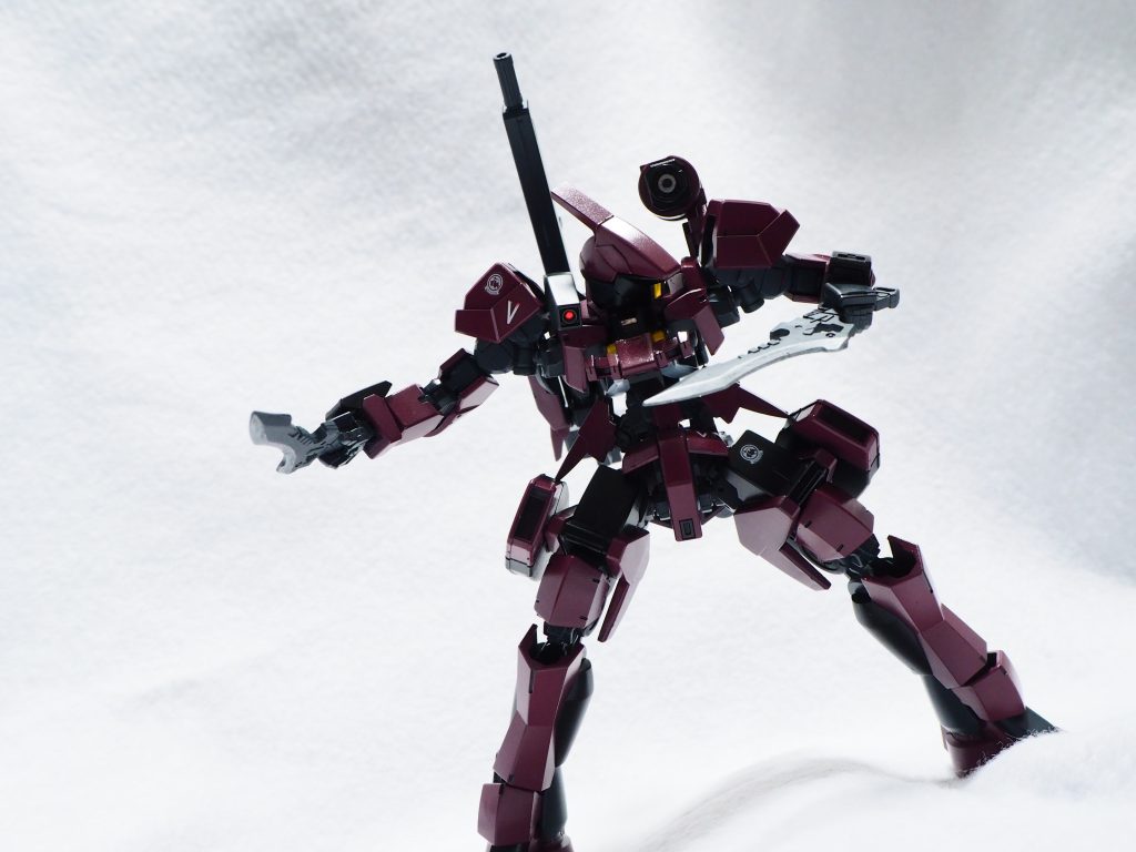 後ろに装備してるナイフを構え