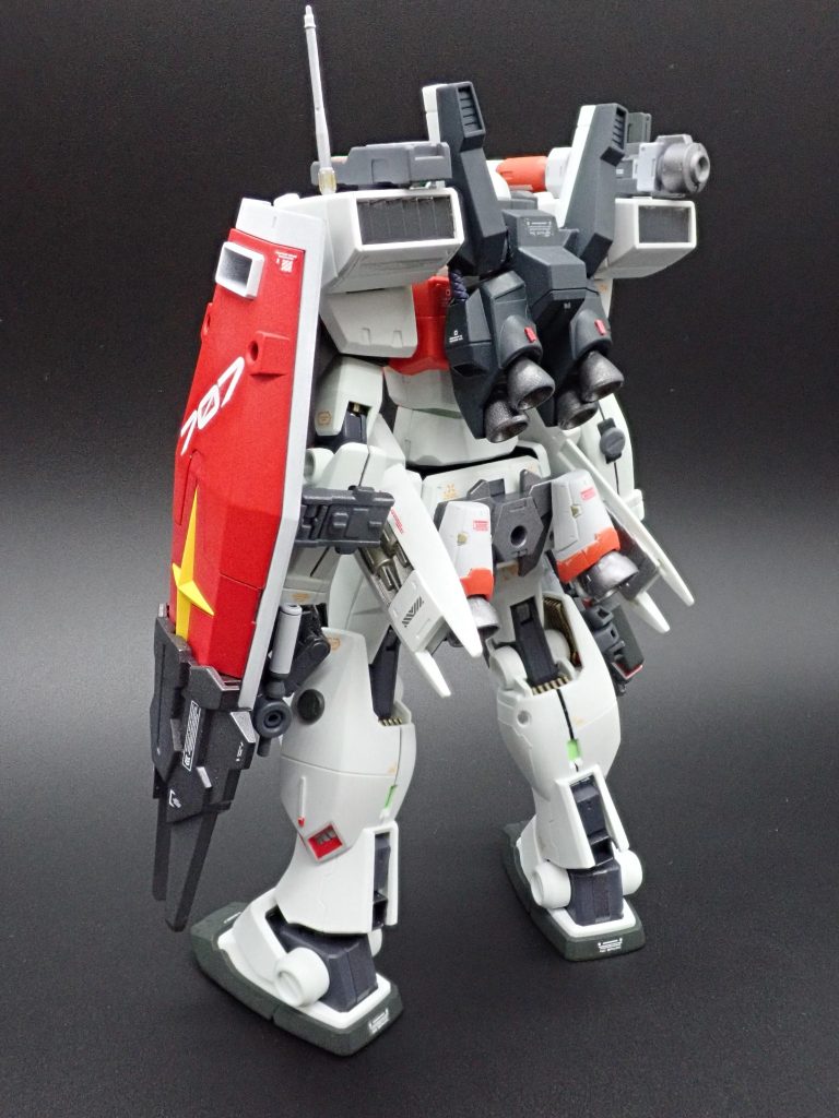 GM/GMの肘パーツ、アクチュエーターみたいな意匠が施されているので金属色で塗ってみるだけでチラ見えした時の解像度が上がってえっち(？)になります。他関節部も同様に。脚部の隙間をラジエータに見立てたパーツで埋めてます。