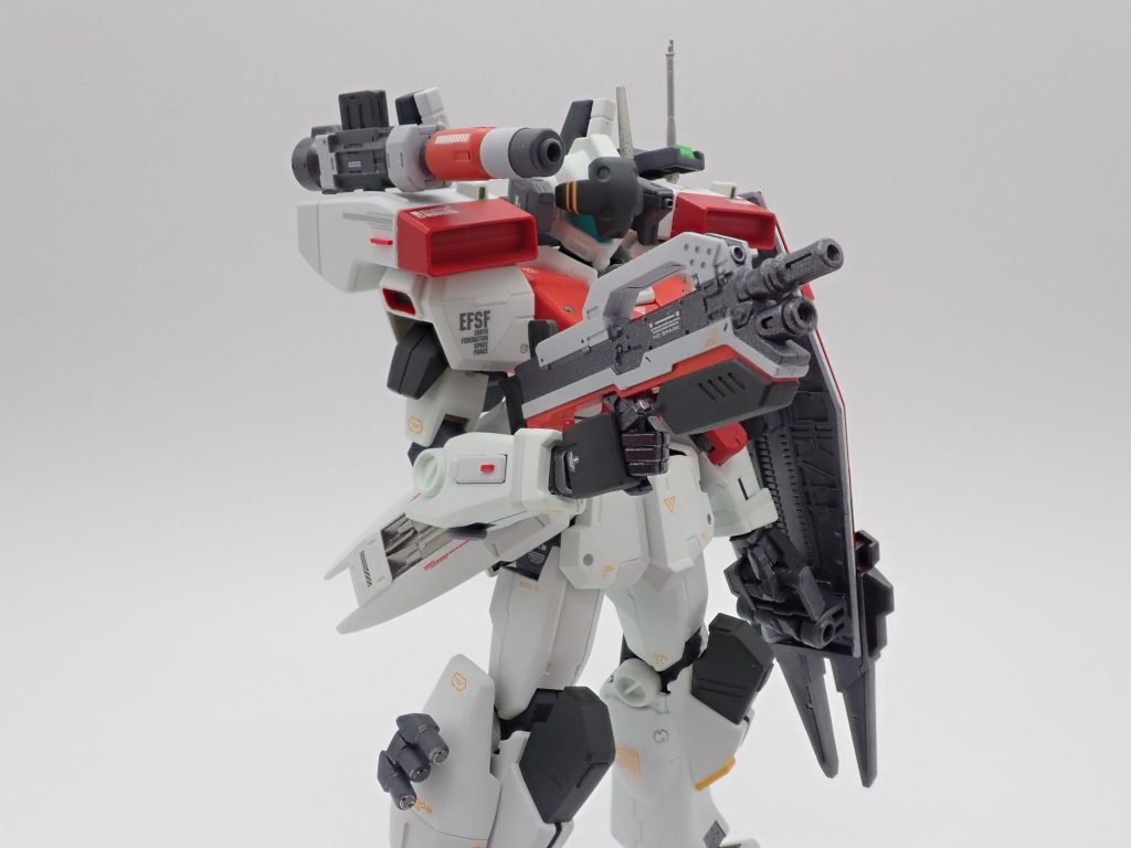 追加武装は30MMやビルダーズパーツから。脚部のスモークディスチャージャーはウイングパーツのＬ字ジョイントを加工、アーマーパーツをレーダーっぽくして肩に。