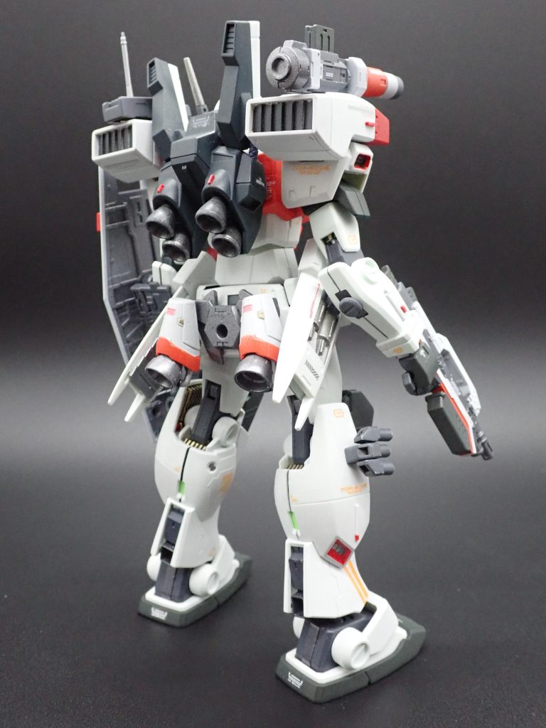 個人的に今ブルアカにはまってるのでアサルトライフル(※アトラスガンダムから流用)をポップな感じで塗り分けてみました。これに限らず今回マスキングめっちゃがんばりました……(肩ミサイルとかも)