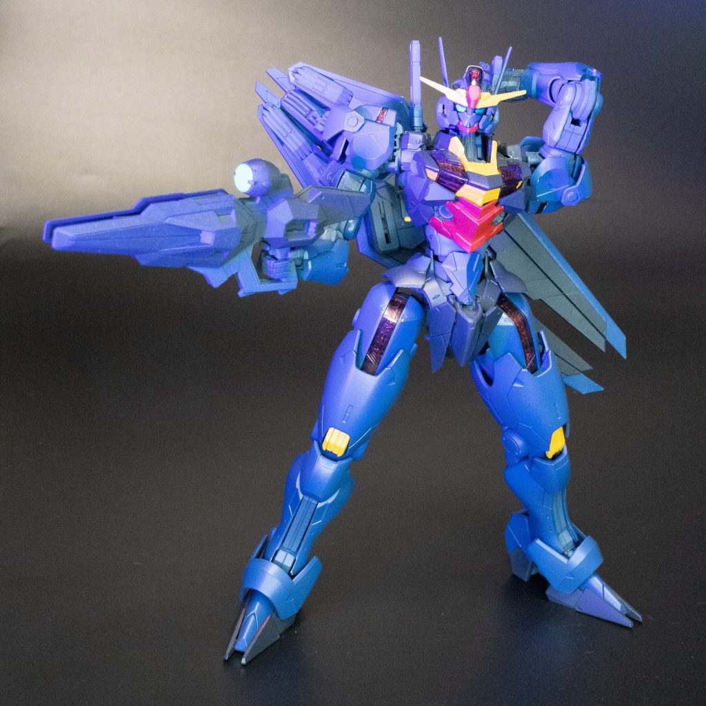 基本塗装終了後、スミ入れ前。このときはブラックライトで照らしているのでカメラアイとライフルのセンサーが光ってるのがちょっとわかりますかね