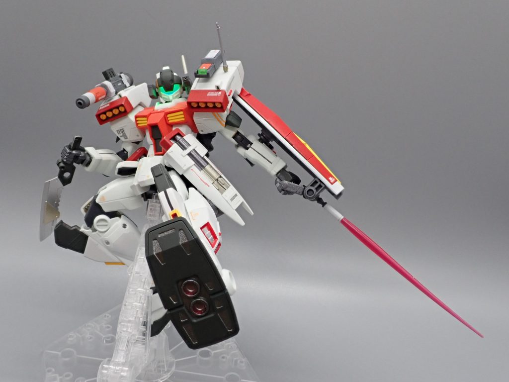 GM/GMの可動域かなり優秀でアクションがキマる(という名目で足裏塗装分けを見せる）盾裏にビームガン(サーベル)展開ギミックナイフはガンプラスキャンVRバトル用に作ったんですが……抽選に外れましてな……