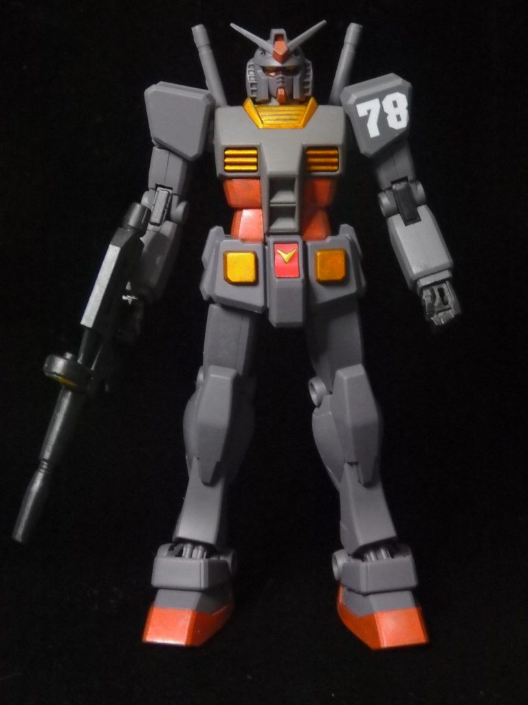 武装は下記の通りです。■ビーム・ライフル（派手に肉抜き穴あります）■ビーム・サーベル（抜けません）ニッパーいらずのタッチゲート方式です。結構ゲート部分がえぐれるので、丁寧にニッパーで切り離しました。それでも何か所かえぐれましたね。加工場所は、アンテナのシャープ化とビームライフルの肉抜きを埋め、銃口を開けた程度です。合わせ目は消していません。