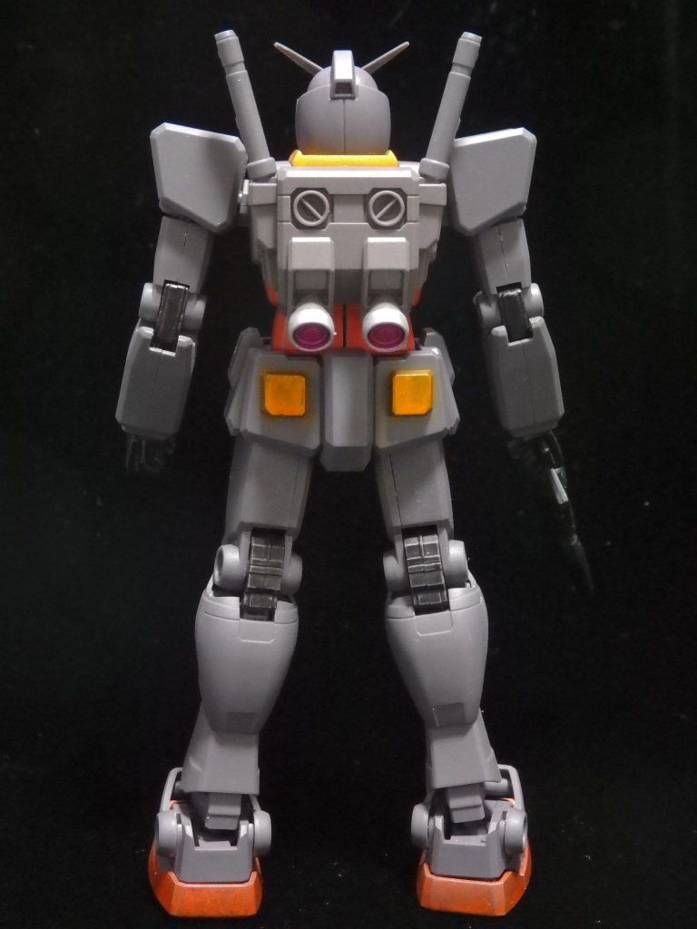 成形色が渋くて気に入ったので、本体色は活かして部分塗装のみです。メタリック系のガンダムマーカーを使っていますが、つや消しコートでメタリック感が抑えられて、面白い感じに仕上がったと思います。本体色は成形色のままです。赤　：ガンダムマーカー メタリックレッド黒　：ガンダムマーカー メタリックブラック（関節、武器）黄色：ガンダムマーカー メタリックオレンジ 黄色：ガンダムマーカー ガンダムイエロー（スコープのみ）銀色：ガンダムマーカー シャインシルバー（バーニアのみ）ピンク：ガンダムマーカー メタリックピンク（バーニア内部のみ）スミイレ：タミヤ スミ入れ塗料（ダークブラウン）トップコート：EXフラットクリア(g)＋フラットベースなめらかスムース(Mr)