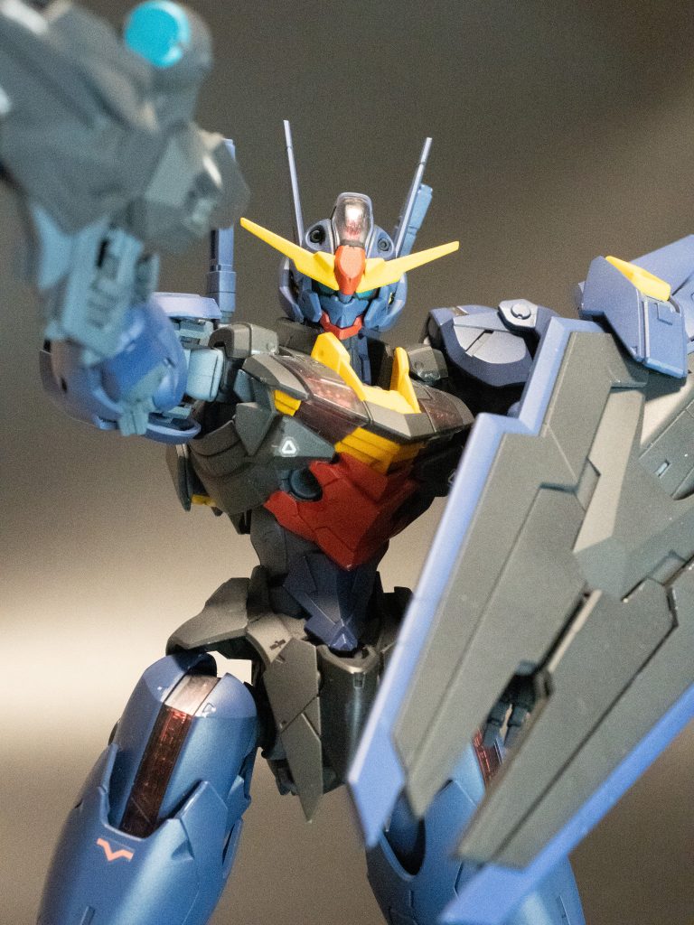 シェルユニットもメッキパーツごと蛍光レッド(ガイアカラー)で塗ってからスミ入れしているので一応ブラックライトで光ります(こちらも光らせた写真はうまく撮れませんでした…)。