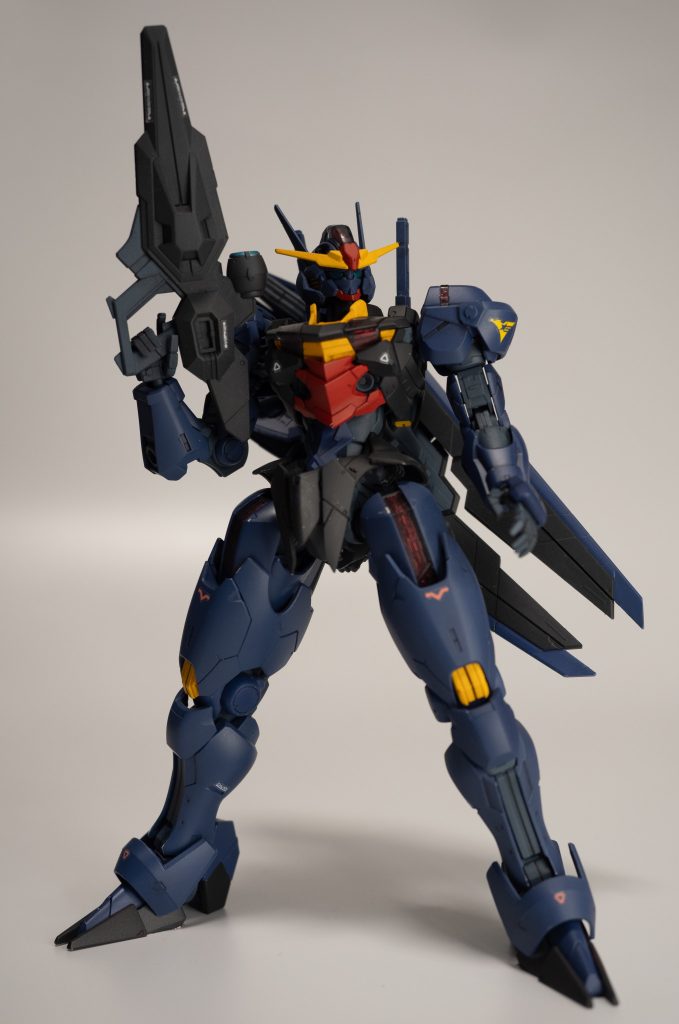 煽り気味のアングルで。ブラックライト当てないとカメラアイが全然目立たないんですよね。