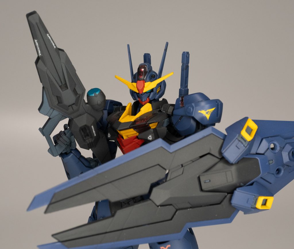 シールドをかまえます。シールドの配色をどうするかは結構悩みましたが結局パーツ分割を活かして楽なアレンジにしました