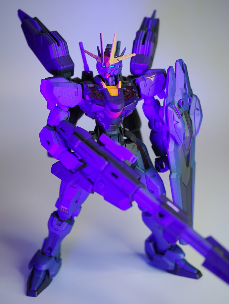 今回もカメラアイはガイアカラーの蛍光ブルーグリーンで塗装しているのでブラックライトでちょっと光ります。