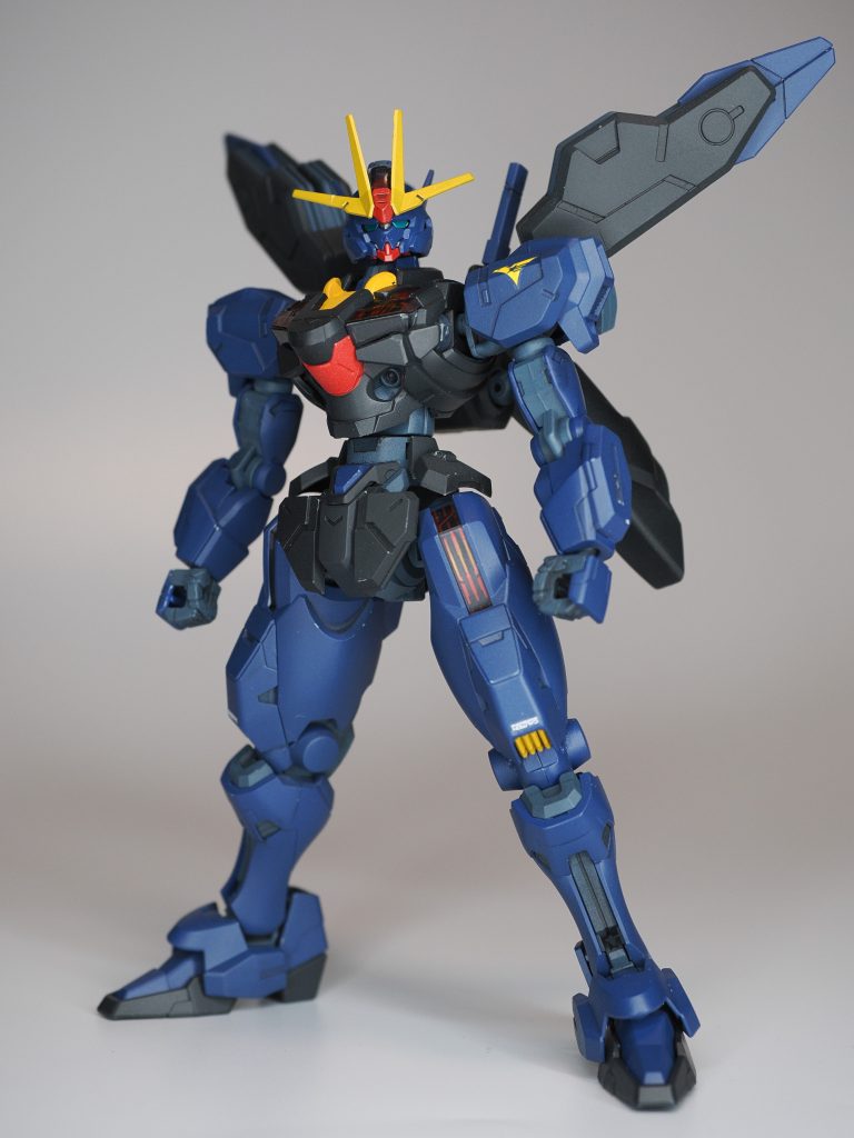 立ち姿。シェルユニットは発光モードじゃないシールを使っても良かったのですが、あえてエアリアルっぽさを残すために発光の方にしてます。ティターンズカラーとの違和感をお楽しみください。