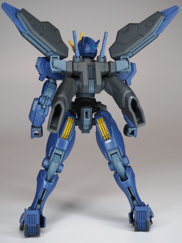 バックショット。このキット、バックパックの下部の左右スラスター(?)が合わせ目消しが大変なんですよね…そして撮影したらそこはボケました…