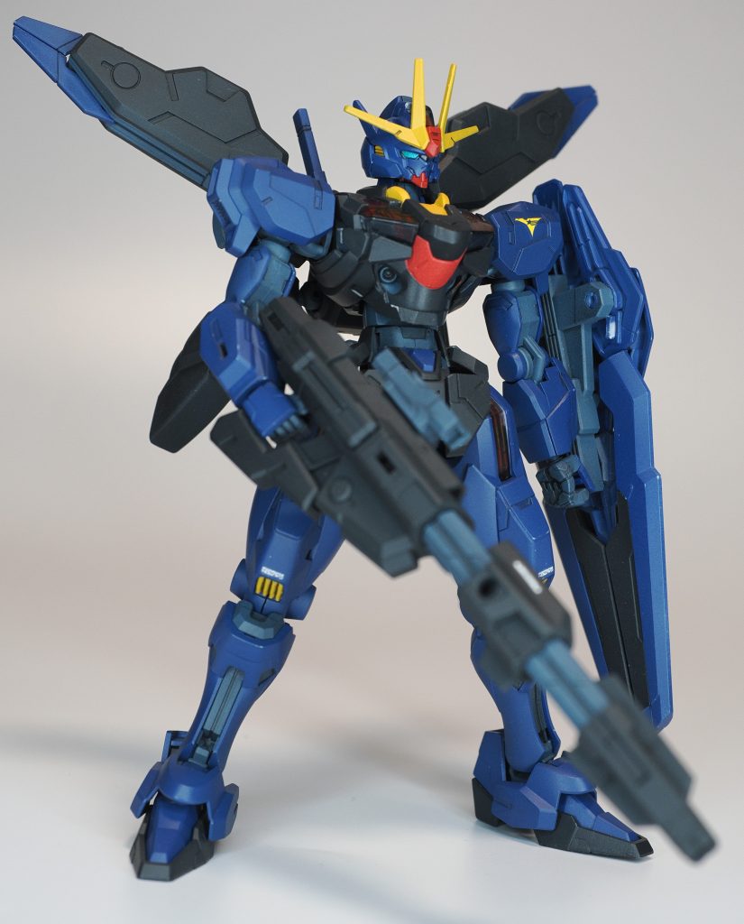 ビームライフルはミディアムブルー部分があることでマークIIっぽさがより感じられると思ってあえて伸長した状態のものを持たせています。パーツ分割のおかげで塗り分けも比較的簡単でした。