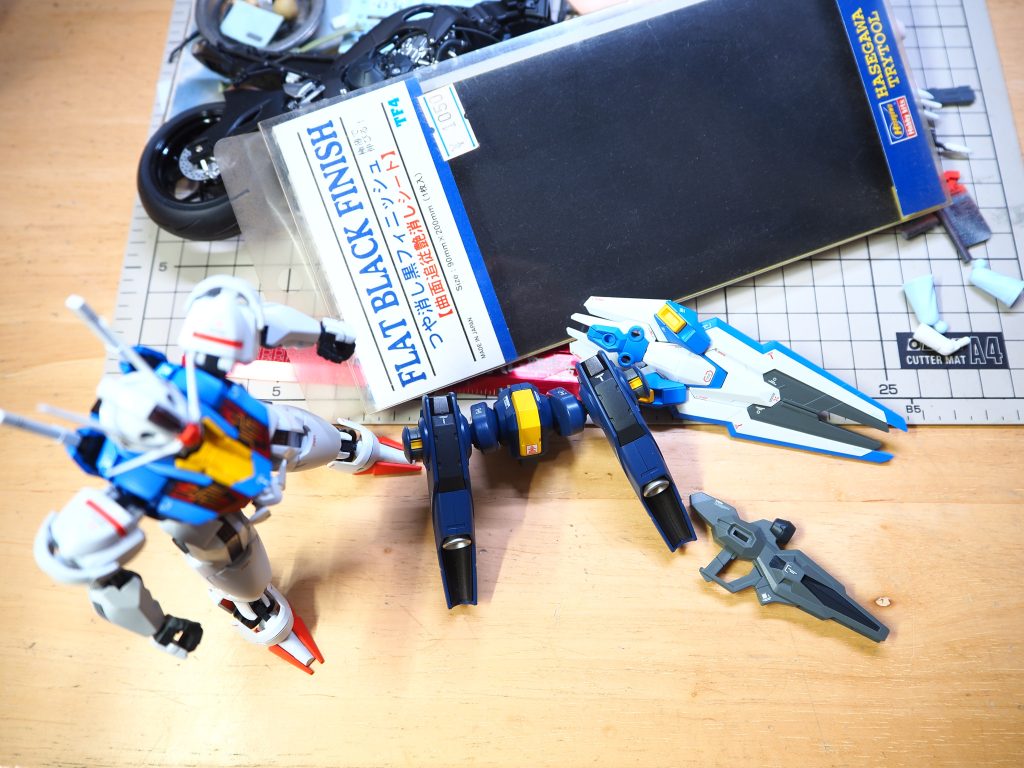 一部部品は塗り分けではなくフィニッシュシートの貼り付けで済ませている。完成写真でエスカッシャンの黄色部分の中とか黒くなってるのがそれ