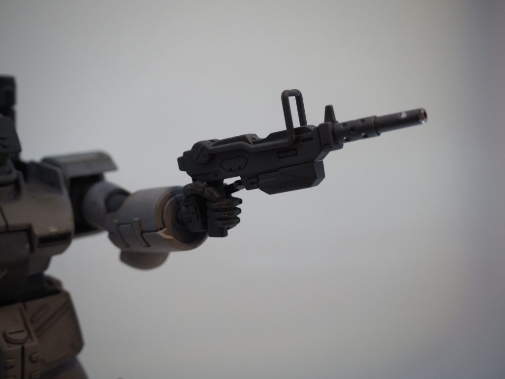 制作時、手元にあるジャンクパーツの関係で、左側だけトリガーガードなしになってしまいました。サーベルの握り手で持てるように、最近のHGUCはトリガーガードなしが主流のようですね。デザイン的には好きではありませんが、武器の付け替えで破損する心配も少なく、動かして遊びたい子供にはいいのかもしれません☺