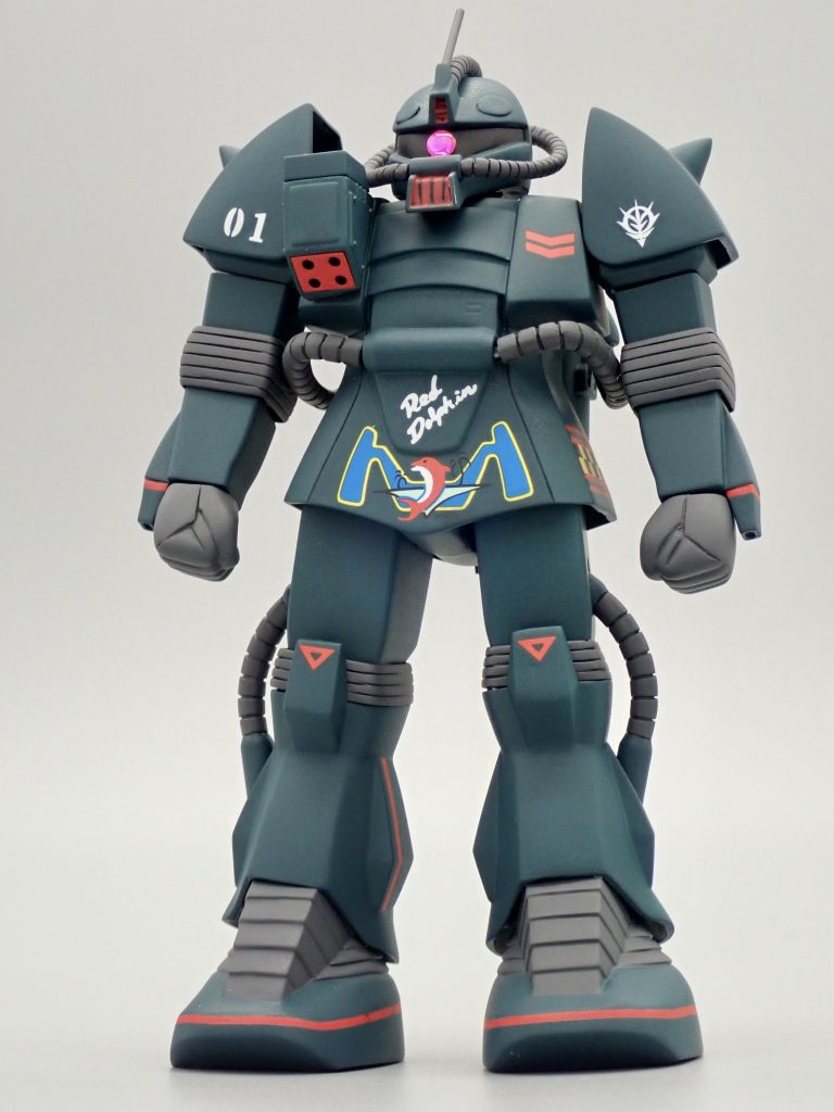 工作としては定番の胸部ハの字カットとモノアイのスリットを鋭くしている点くらいで、あとはほぼストレートです。握りこぶしは穴を埋めて削ってそれらしくしました。頭部の改造についてはジャブローズスカイ1巻が参考になります。