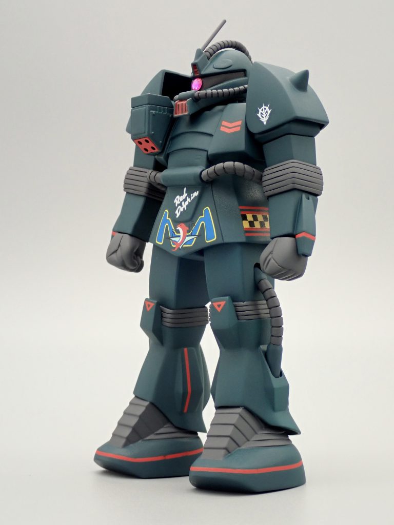 シーリングのせいで固定ポーズになっています。足首と股関節も邪魔だったのでアルミ線で繋いでいます。30年近く前のロットの様ですが状態が良く、デカールも使用できました。