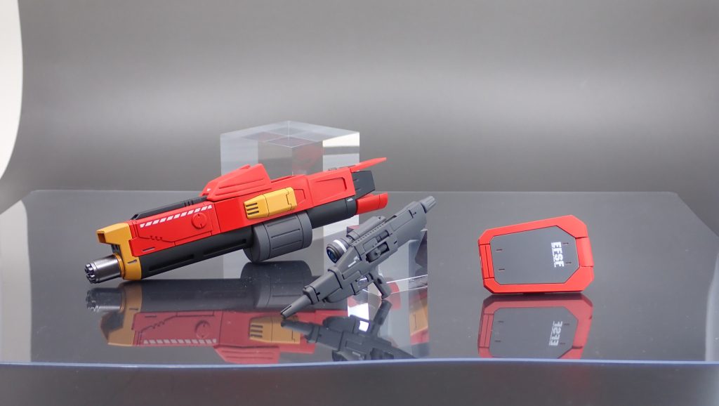 ネロのライフルはオリジンのライフルにSガンダムのセンサーを流用してあとはエポパテなどで形状変更。バックラーはキット付属のシールドを半分にしたものです。