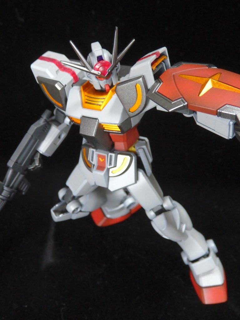 パッケージアート風のポーズ。そして何も考えずに加工したので、肩が回らなくなっちゃいました。もうちょっと加工すれば回るようになりそうですが、これはこれでもういいかなと。他の加工箇所は、アンテナを少しシャープにしたのと、脚の合わせ目を消しました。最後までご覧いただきありがとうございます。