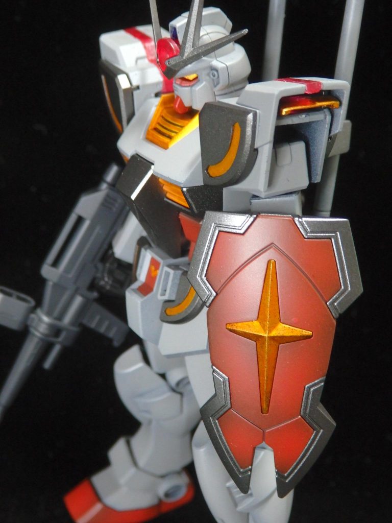 分割した肩パーツを、余剰パーツの肩パーツに貼り合わせて、空いた隙間にラーナギナタの軟質パーツのランナーを詰めてみました。通常の肩パーツがあるので、丸い印象が薄れた気がします。元々空いていた空間が、さらにスカスカになったので、適当なジャンクパーツを削ってフィンの様な何かを追加しました。額のクリアパーツと同じ素材で、見た目の違和感はあんまり無いんじゃないかなと思ったんですが、けっこうな謎パーツが出来上がりました。例のエクシードギャラクシーにも赤いクリアパーツが付いてますから、同じシステムがこっそり実装されていたなんて想像してみるのも楽しいですね。