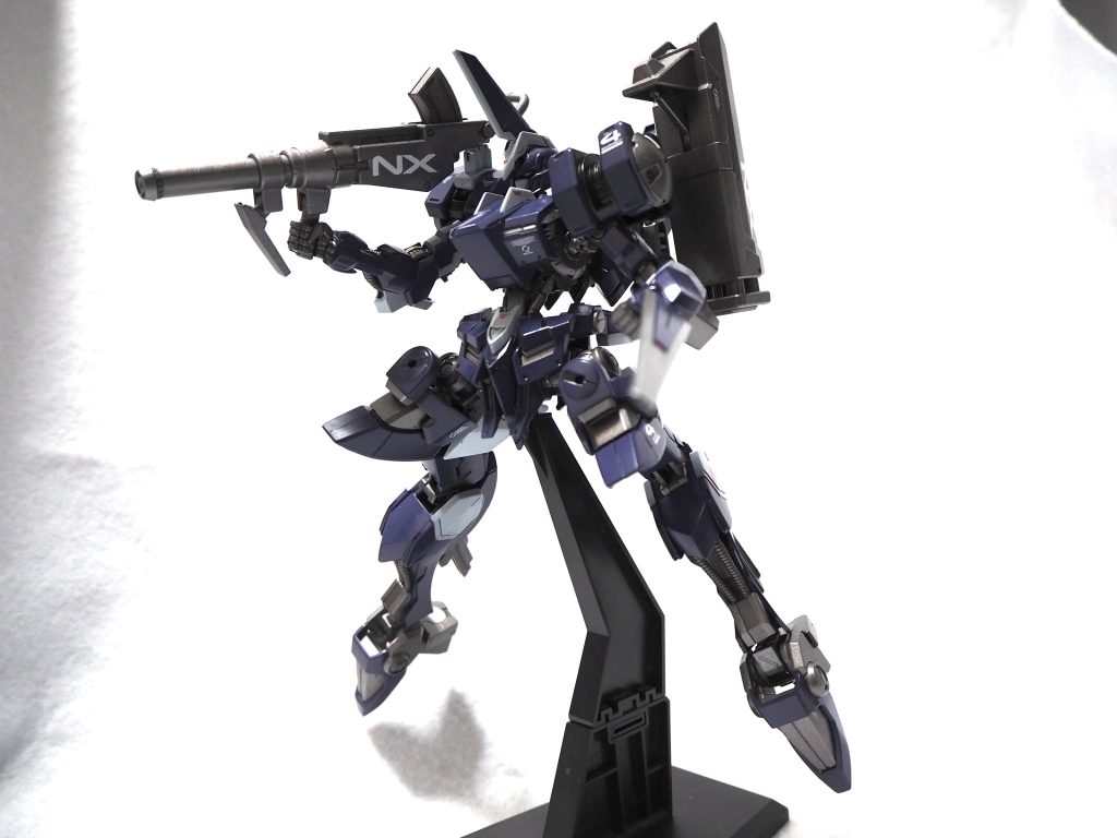 ショットバズーカ肩装甲のレールに懸架されています