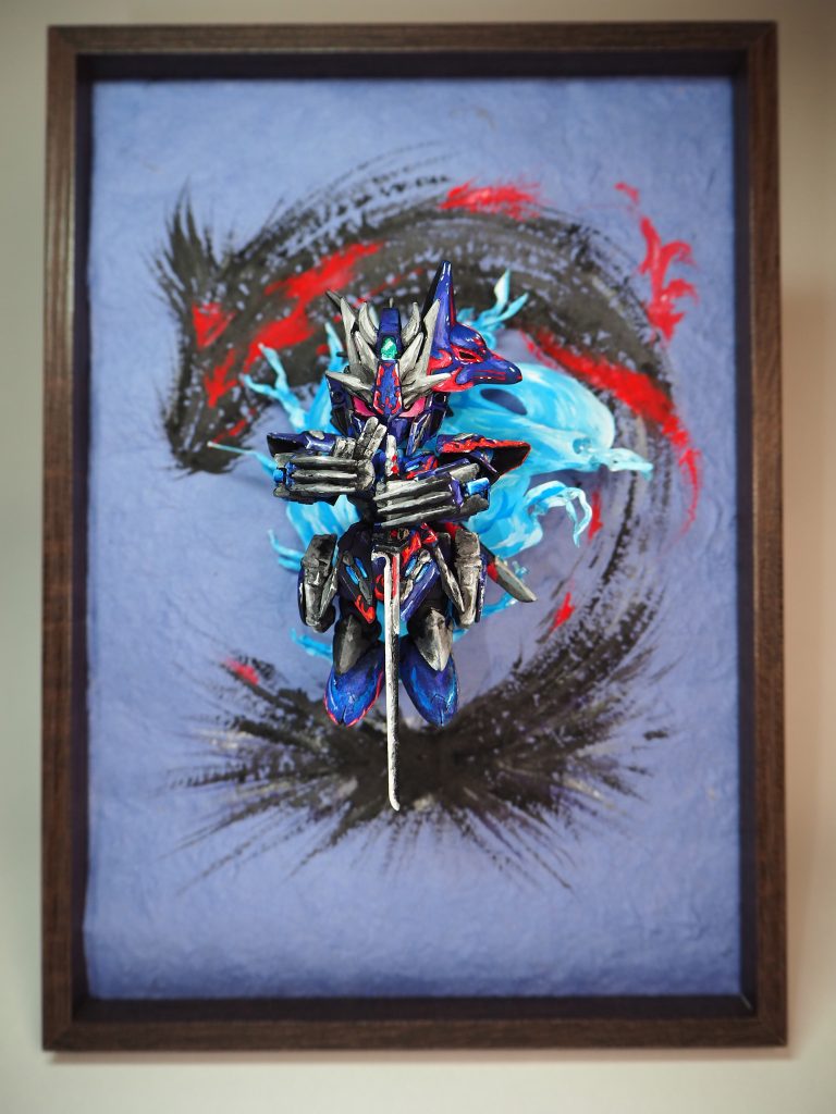 箱絵に似た和紙があったのでそこに箱絵に描かれている狐を筆塗りで描いています。こちらもアクリルガッシュです。額に入れて、固定しているので他のポージングは出来ません。