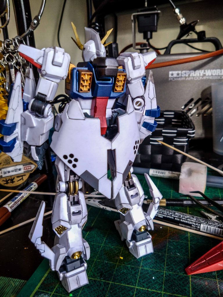 腰回りがオデュッセウスらしい。今回は試験的に全部ガンマカエアブラシです。関節パーツで見えなくなりましたがマスキングしたらあとが残るんですよねガンマカだと。それが今後の大きな課題になるかなと。