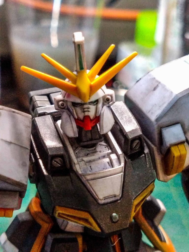 この首の可動は素敵ですが胴体との隙間が出来るのでそこを隠すように撮影したら良いと思います。しかし、簡単かつ楽にガンプラ作れるようになって嬉しいですね。こだわり抜いて制作するのは勿論ですが片手間に時間かけずにカッコイイ作品ができるのは嬉しいですね。