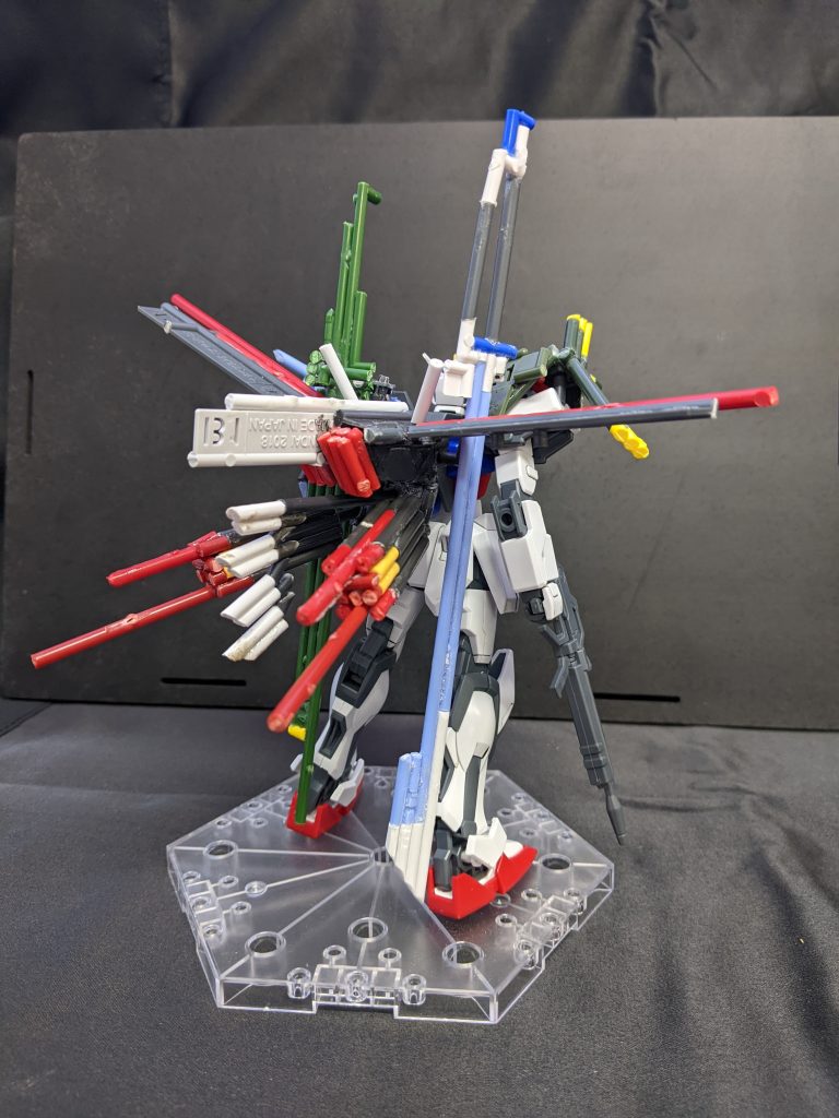 最後に背面部をパシャリ。ランナーを切った跡や接着剤が乾いて白くなった部分がすごく目立つので良い出来とは言えませんが、次の作品を作る時に活かせるよう精進していきたいです！