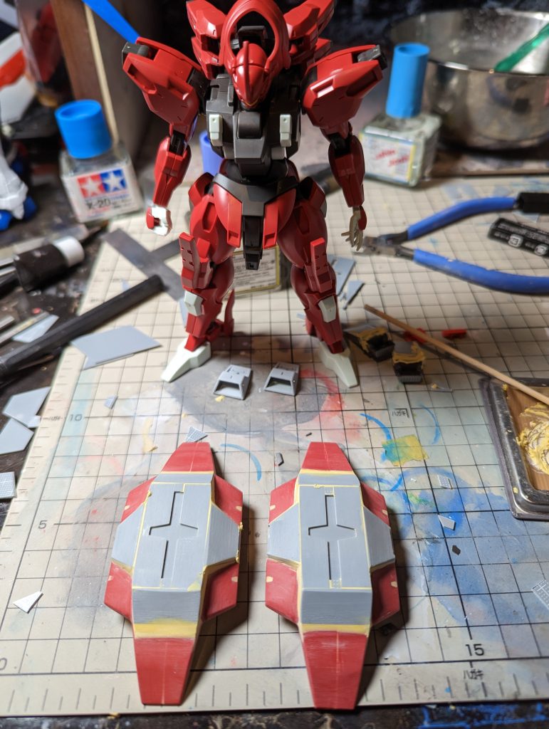 盾はキット2つ分をカットして繋げてパテとプラ板で整形してます