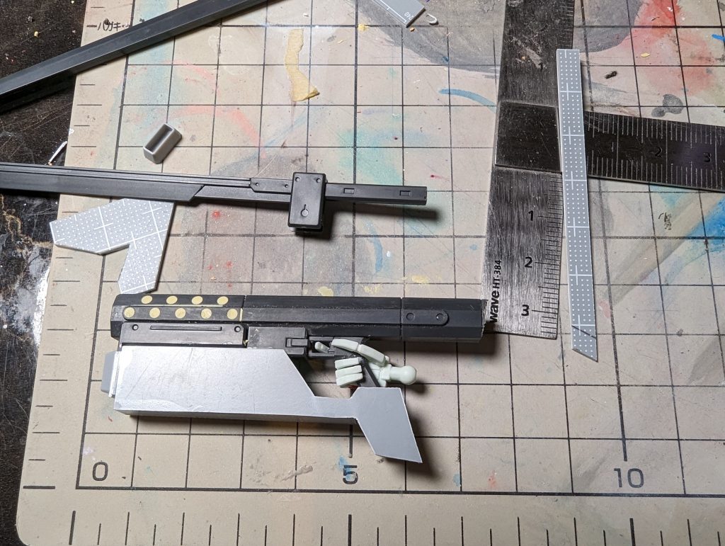 銃と刀は境界戦機武器セットを元にプラ板でスクラッチしてます手首も平手を改造して銃持ち手にしました