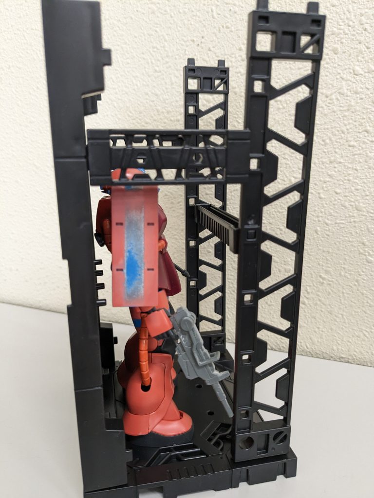 当時クワトロ・バジーナ少尉は、ガルマ・ザビの国葬後に起きたジオンの派閥争いの混乱の隙をついて捕虜収容所から脱走し、赤い彗星が登場していた赤いザクを奪取して仲間と共にジャブロー基地まで帰還したこと。その功績で大尉まで昇進し『赤い英雄』と呼ばれるエースパイロットになったこと。しかし、後の連邦軍の調査で識別番号や戦闘データ、その他内部データを解析したものの、一度消去した後であり復元ができなかったことから、彼の功績に疑問が出ている。彼が鹵獲した赤いザクが果たして『本当に赤い彗星シャア・アズナブルが搭乗したものか』が疑問視され、今日に至るまでシャアの赤いザクの所在はわかっていない。という妄想設定で作りました。詳しいストーリーは、pixivに投稿している小説から読むことができます！ 