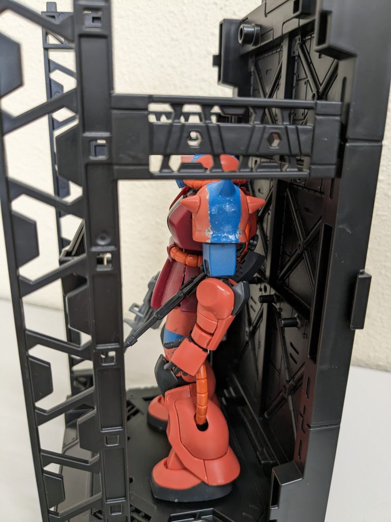 シャア・アズナブルに自身の軍籍である「クワトロ・バジーナ大尉」を売った男がかつて一年戦争時にジオンの捕虜になった際に、北米基地の捕虜収容所から脱走してシャアのものらしき赤いザクを鹵獲して連邦軍基地へ帰ったものである。