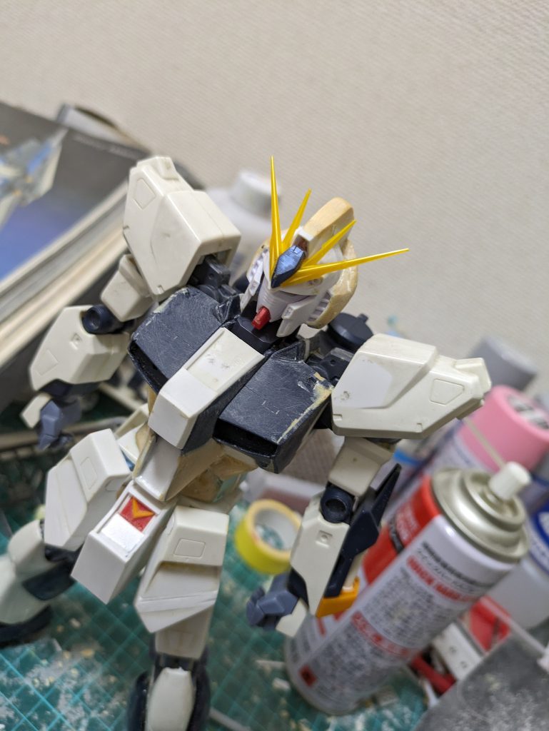 くびれのないウエストはジャンクパーツを芯にパテ盛っております。肩もジャンクパーツでフレームっぽくして肩位置を上げてます。