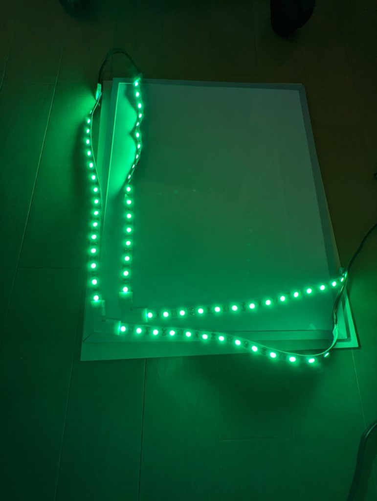 台座は100均のホワイトボードのアルミ枠のモノを、木の板に乗せて使用しています。それを四方を木で囲むようにして、ホームセンターで下と囲いの木はそれに合わせたサイズでカットしてもらってます。2000円くらいの電動ドライバーに3mmドリルつけて、穴を開け、ドリルネジで固定しています。仕上げは100均のニスで色をつけています。LEDテープは、試しにいろいろ買ったのでよく覚えていません😅💦最終的には2種類を使用し、リモコンユニットを別で購入して接続しています。背景の宇宙は、A3用紙に印刷してうまく繋いで貼り付けています。