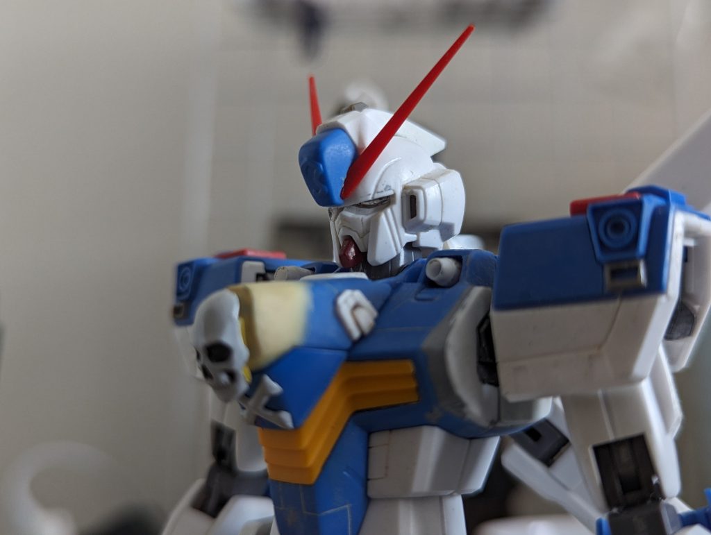 胸部はメタルビルドに近づけるためパテで大きく、肩幅は１mm延長