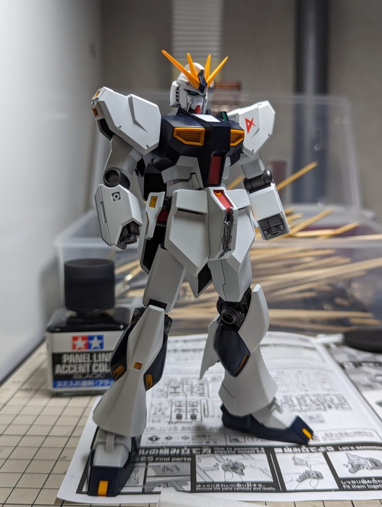 νガンダム本体。これといた変更点はありません。ツノのシャープ化と次に上げる肉抜き穴等以外はキットのままです。EGって本当に良いキットですよね☺️股間は、劇中ではサザビーにガッツリ斬られていたのでダメージ加工を施しました。何故か斬られた後の作画にはダメージが見られなかったんですよね😅💦加工方法は、キレの悪い使い古しのニッパーで潰すように切った後に、切り口をピンセット等で表側にグイッと出して、半田ごてて軽く表面を溶かして仕上げてます。同様に左手首の甲にも握りつぶされたであろうダメージ加工をしています。