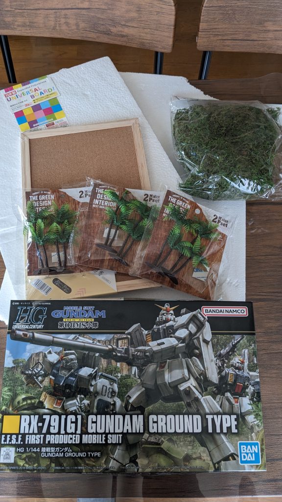 100均素材をメインに使い製作。ベースにはコルクボードに木粉ねんどで土台を製作。