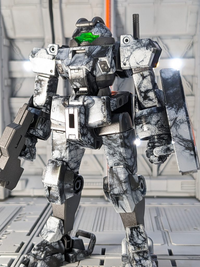 ウェットティッシュを被せて黒サフの上からアルティメットホワイトを吹いただけの簡単フィニッシュです。どうしても糸くずはついてしまうのですが、キムワイプで中研ぎしてからクリアコートをしています。