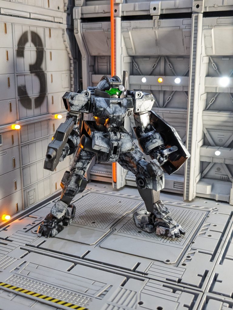 ジオラマ背景にて。意外と迷彩というか、背景に馴染む感じになるのでびっくりです。雪山とかだといい感じになったりするのかな？