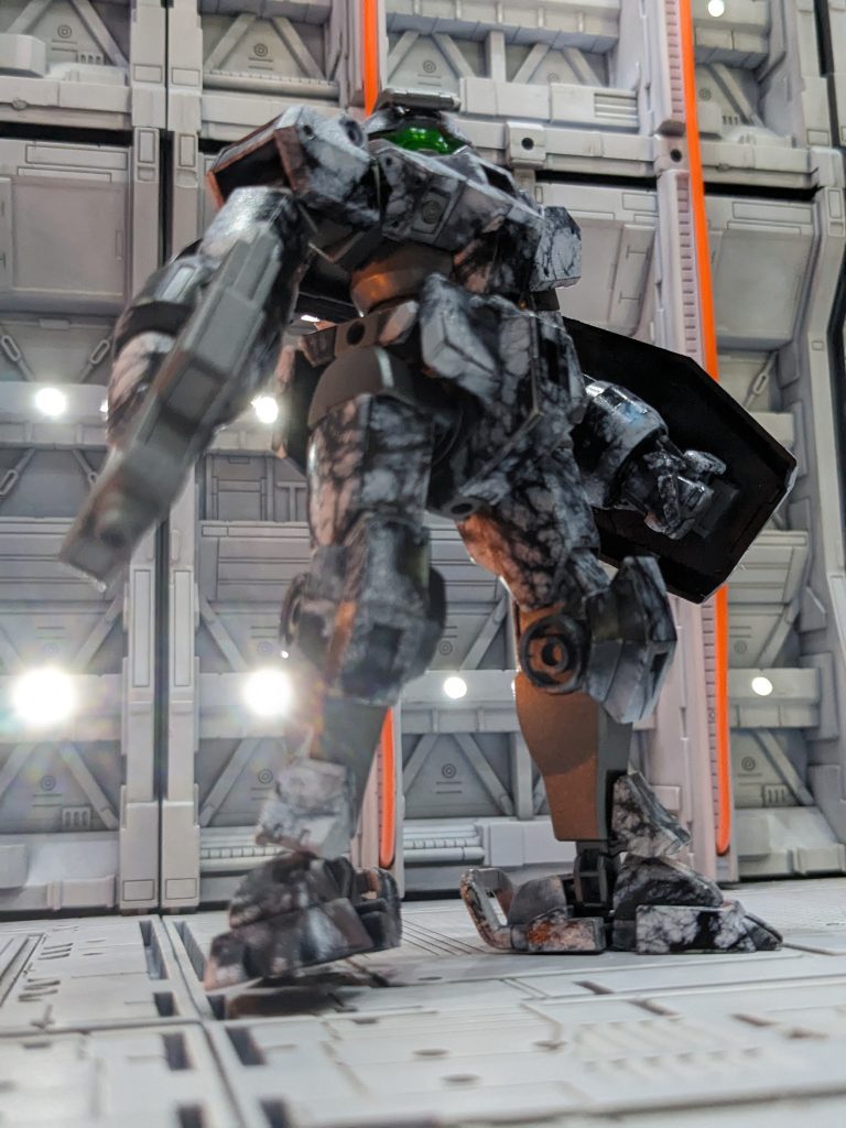 下からのアオリアングル。